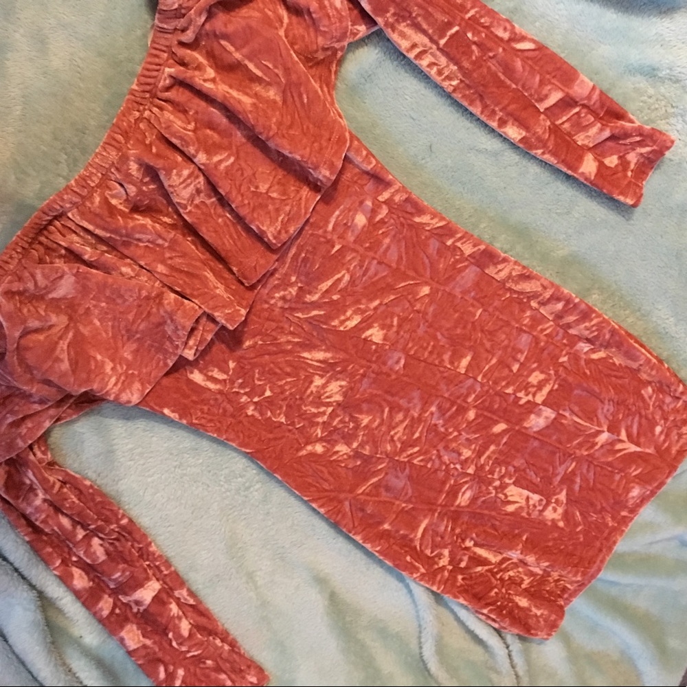 Longsleeve velvet bodycon dress